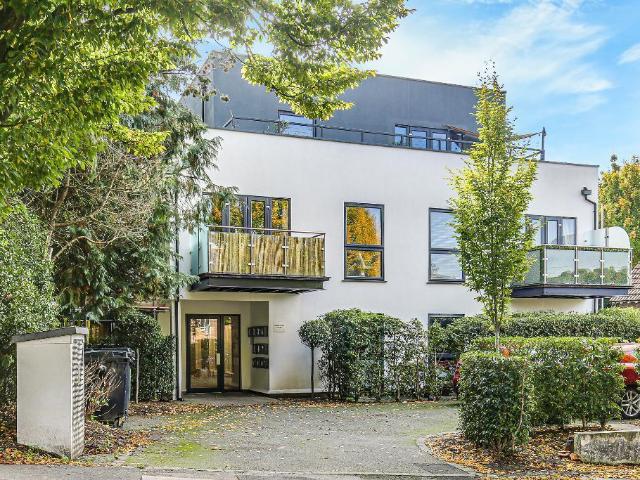 Flat for sale in Hillview, Surrey