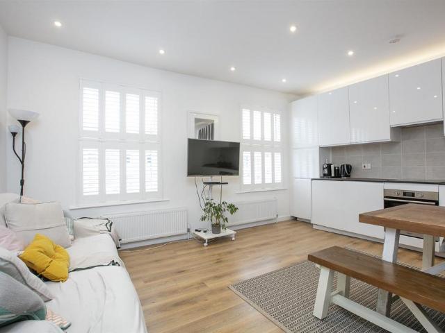 Flat for sale in Peckham, Greater London