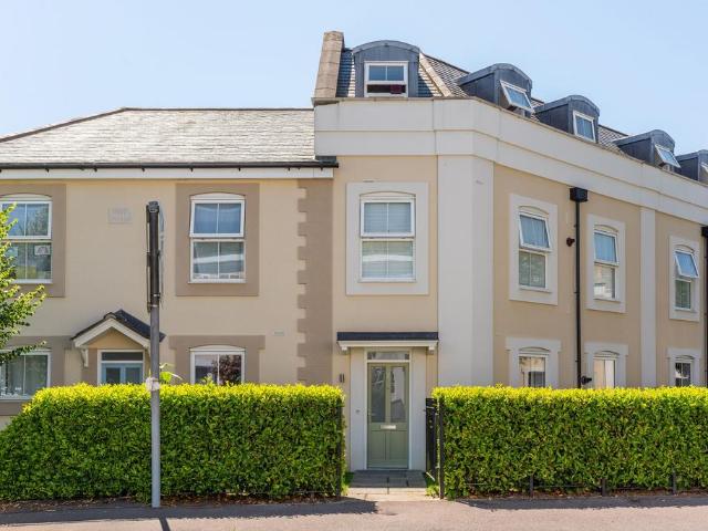 Flat for sale in Red Hill, Surrey