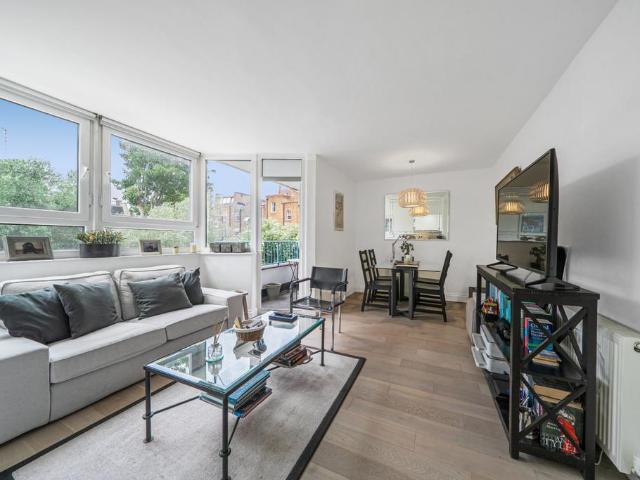 Flat for sale in Fulham, Greater London