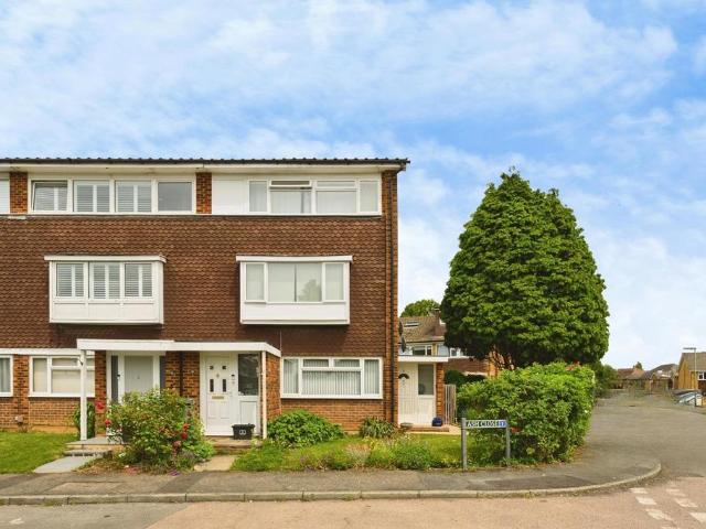 Flat for sale in Red Hill, Surrey