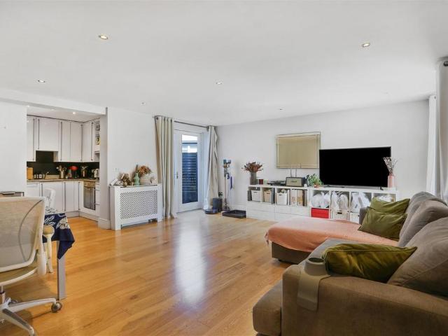 Flat for sale in Holloway, Lower Holloway