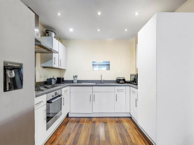 Flat for sale in London Borough of Ealing, Greater London
