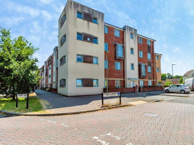 Flat for sale in Eastleigh, Helford