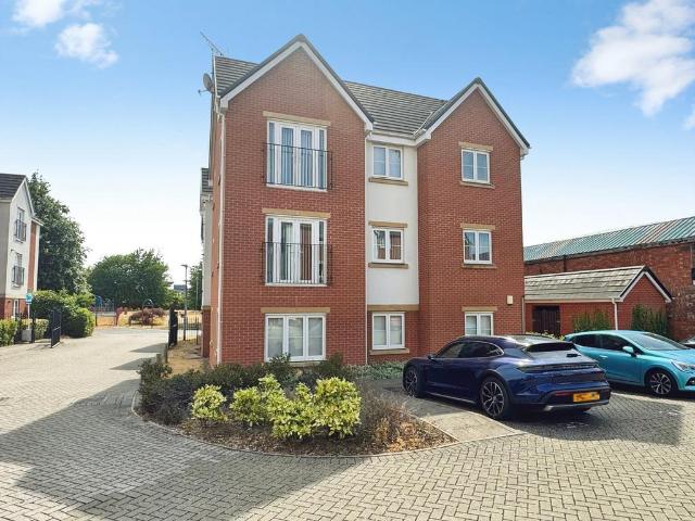 Flat for sale in Elmfield, Leicestershire