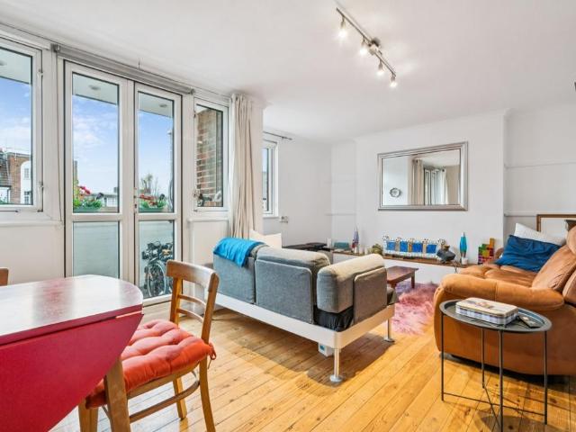 Flat for sale in London Borough of Richmond upon Thames, Greater London
