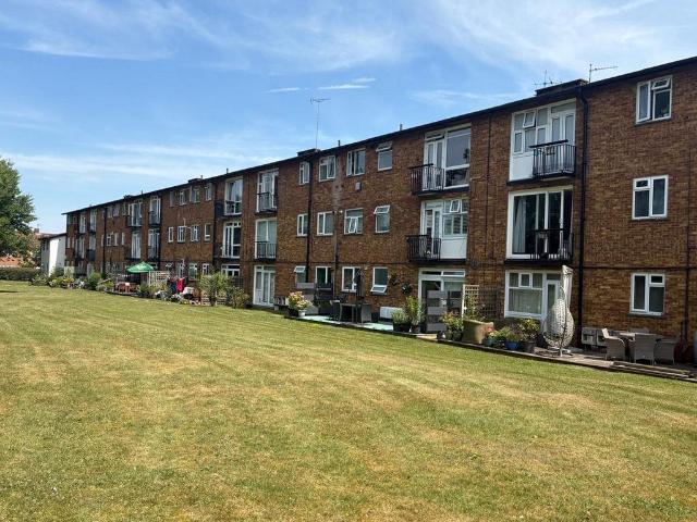 Flat for sale in Batchworth, Hertfordshire