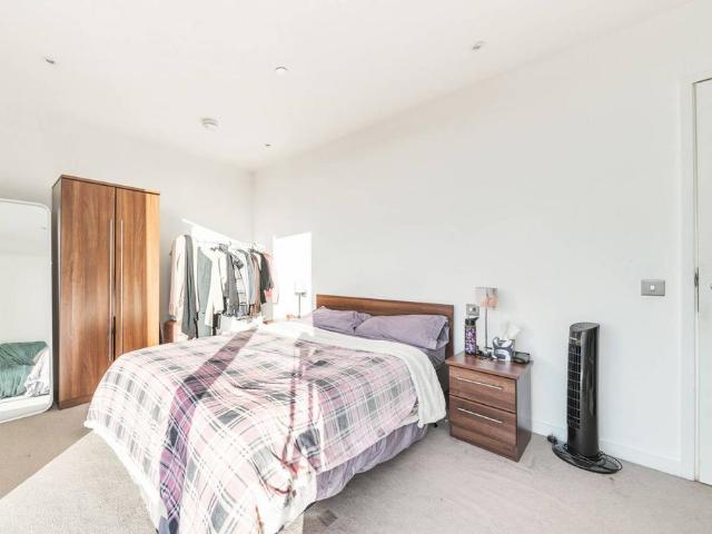 Flat for sale in Elephant and Castle, Greater London