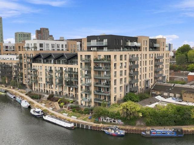 Flat for sale in Bromley-by-Bow, Greater London