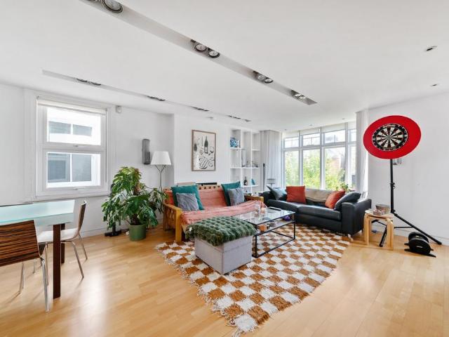 Flat for sale in London Borough of Ealing, Greater London