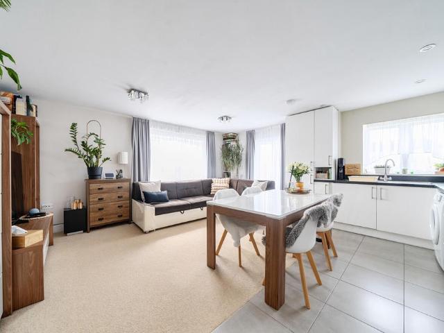 Flat for sale in West Bedfont, Lower Halliford