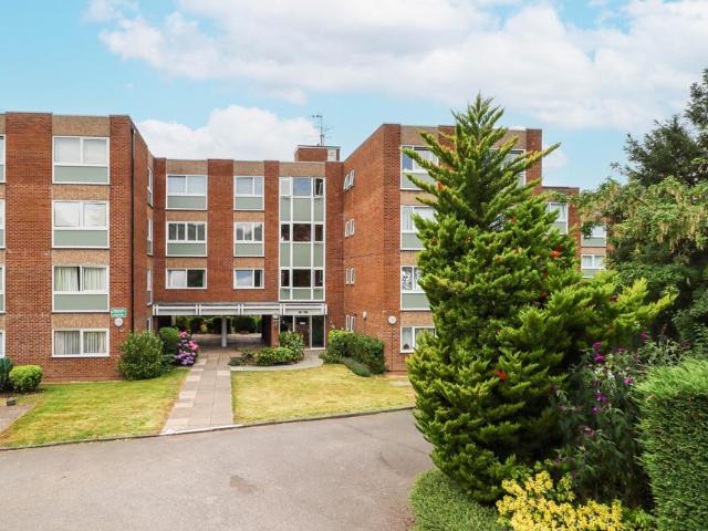 Flat for sale in Hatching Green, Five Acres