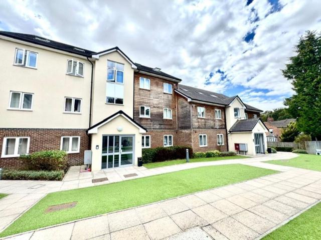 Flat for sale in Spring Park, Luton