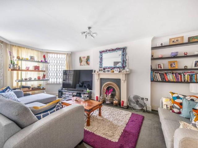 Flat for sale in Kilburn, Greater London