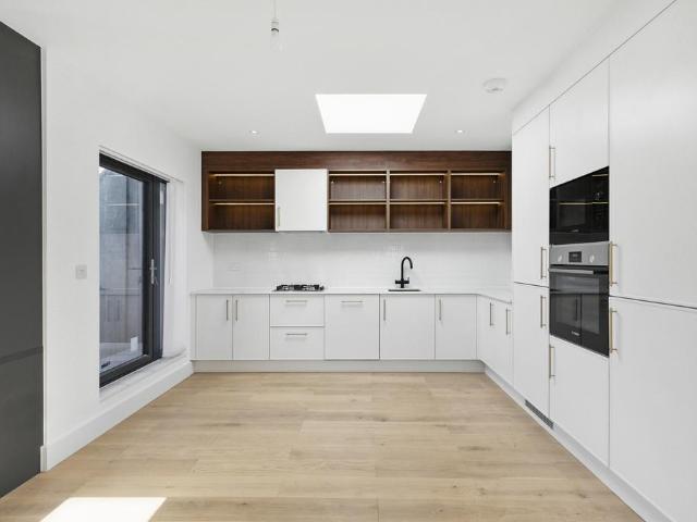 Flat for sale in Harrow On The Hill, Greater London