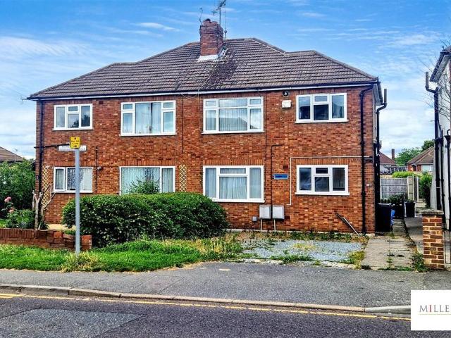 Flat for sale in Pilgrims' Hatch, Navestock Side
