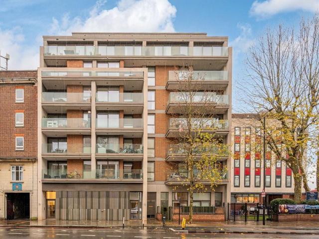 Flat for sale in London Borough of Wandsworth, Greater London