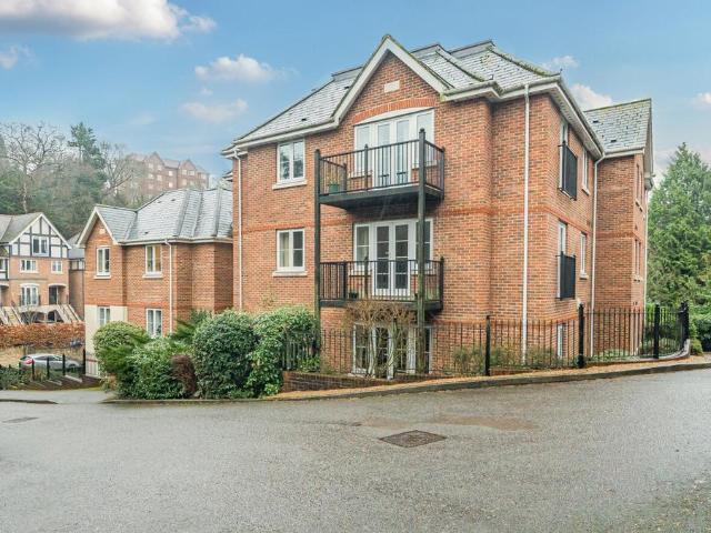 Flat for sale in Binscombe, Fole