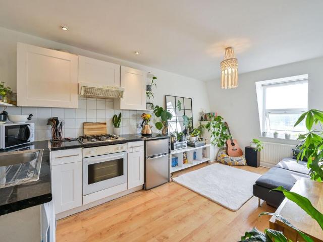 Flat for sale in Peckham, Greater London