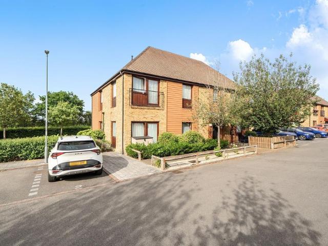 Flat for sale in Manor Park, Epsom