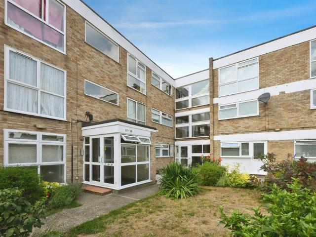 Flat for sale in Broxbourne, Hertfordshire