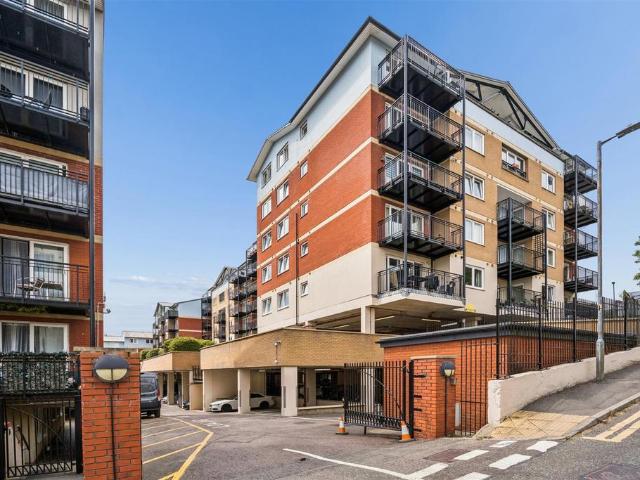 Flat for sale in Batchworth