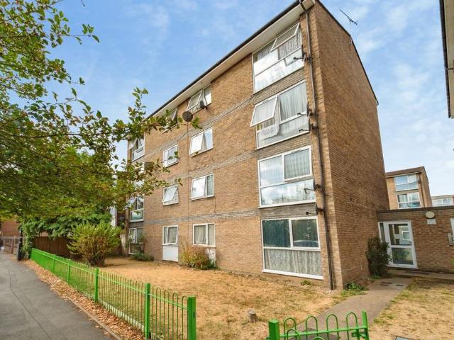 Flat for sale in London Borough of Ealing, Greater London