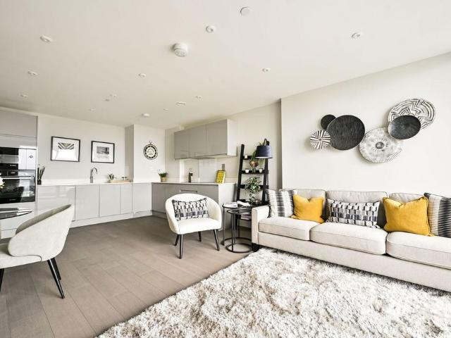 Flat for sale in Battersea, Greater London