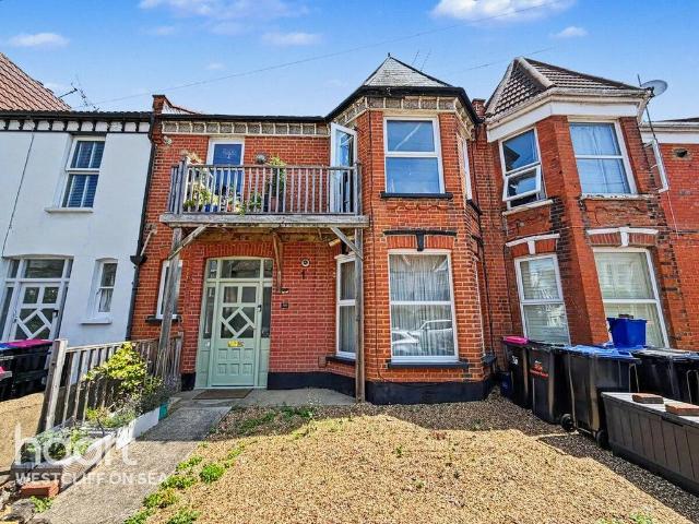 Flat for sale in Alton Barnes, Essex