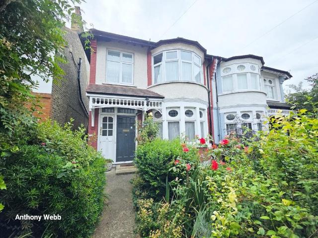 Flat for sale in Palmers Green, Greater London
