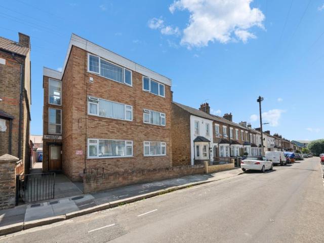 Flat for sale in London Borough of Ealing, Hanwell