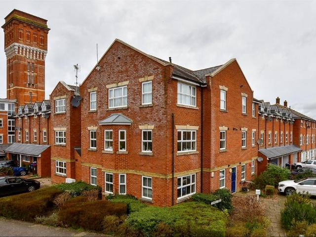 Flat for sale in The Bridge, Kent