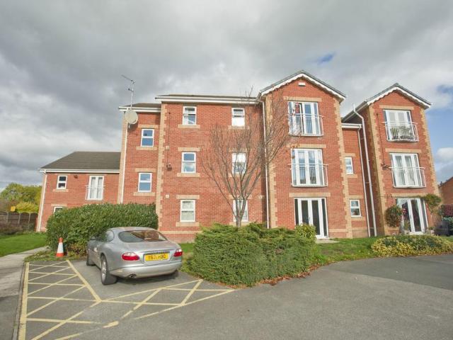 Flat for sale in Featherstone, Streethouse