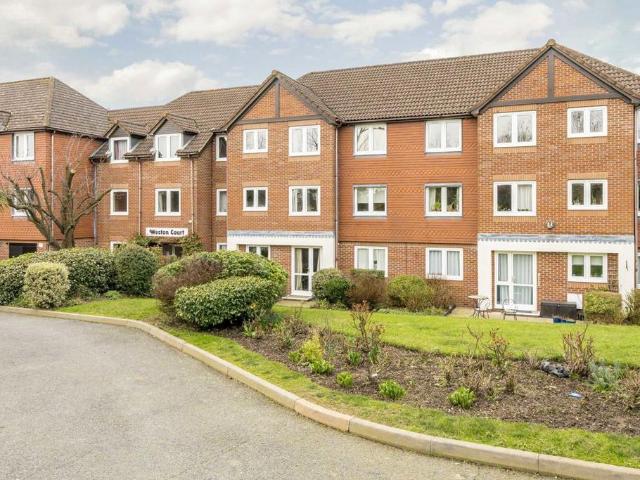Flat for sale in Whetstone, Oakleigh Park