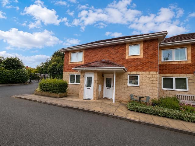 Flat for sale in Bromsgrove, Worcestershire