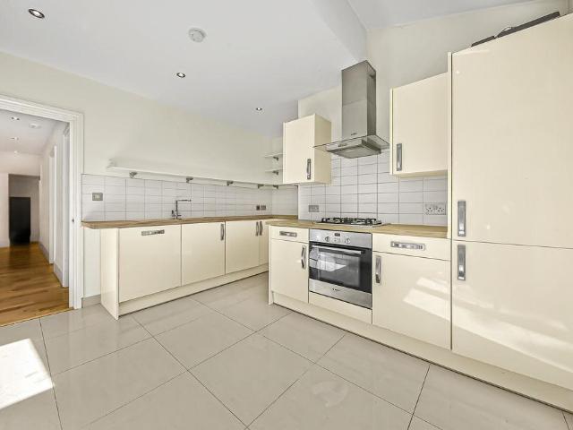 Flat for sale in Clapham, Greater London