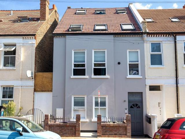 Flat for sale in Summerstown, Greater London