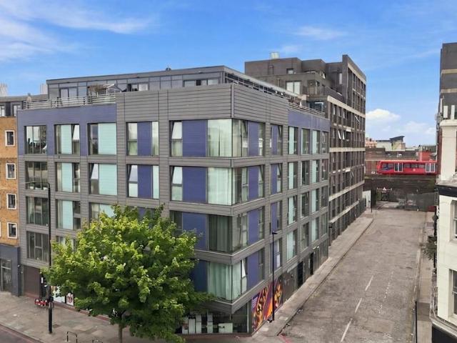 Flat for sale in Ratcliffe, Greater London