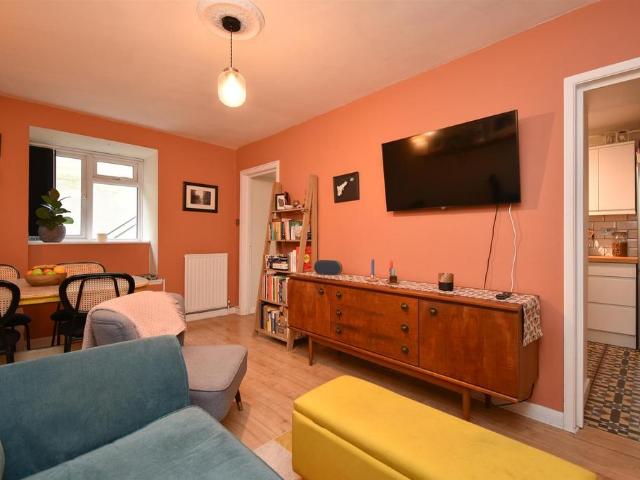 Flat for sale in Bohemia, Guestling Green