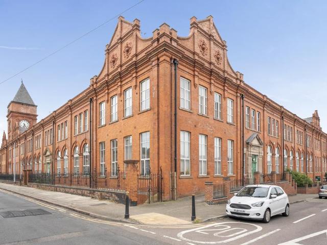 Flat for sale in Knighton Fields, Leicester