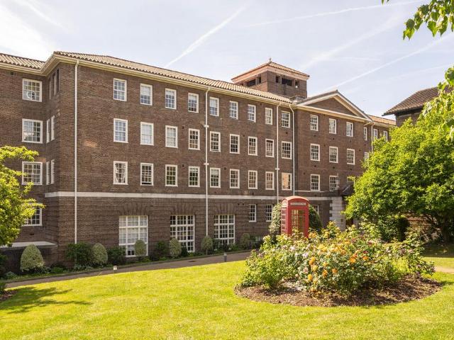 Flat for sale in Southfields, Greater London