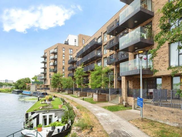 Flat for sale in Bromley-by-Bow, Bow