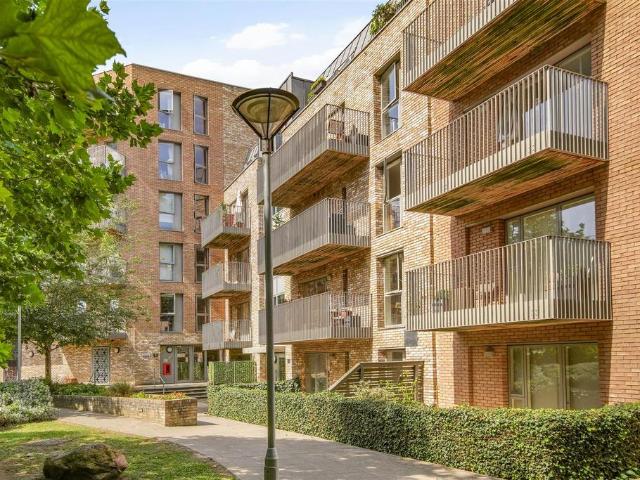 Flat for sale in Hoxton, Greater London
