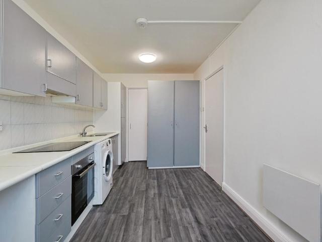 Flat for sale in Clapham Junction, Greater London