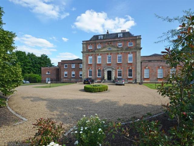 Flat for sale in Milford, Fole