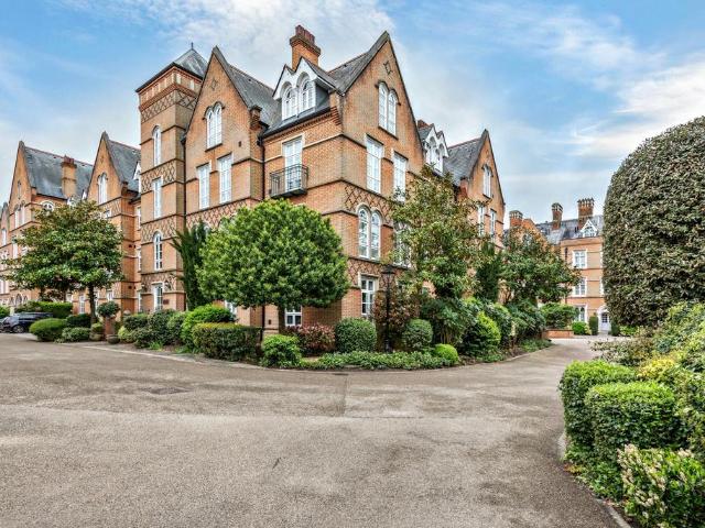 Flat for sale in Row Town, Surrey