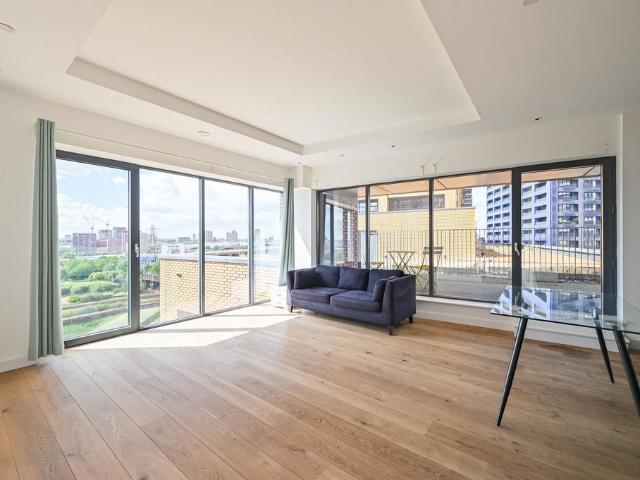 Flat for sale in London City Island, Blackwall