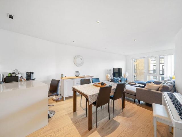 Flat for sale in London Borough of Hounslow, Strand