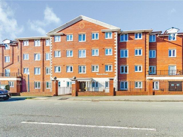 Flat for sale in Hillview, Surrey