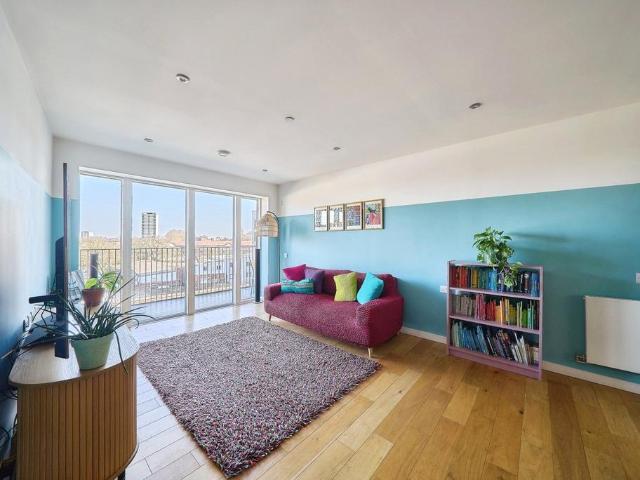Flat for sale in Stratford Marsh, Greater London